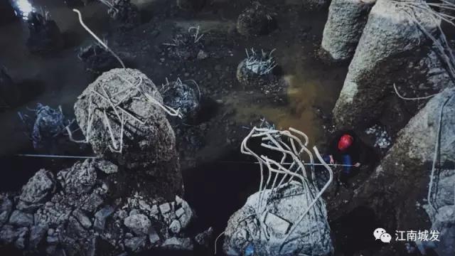 為了第二天清早不影響泥工砌筑磚胎模，夜間進(jìn)行電梯井放線作業(yè)