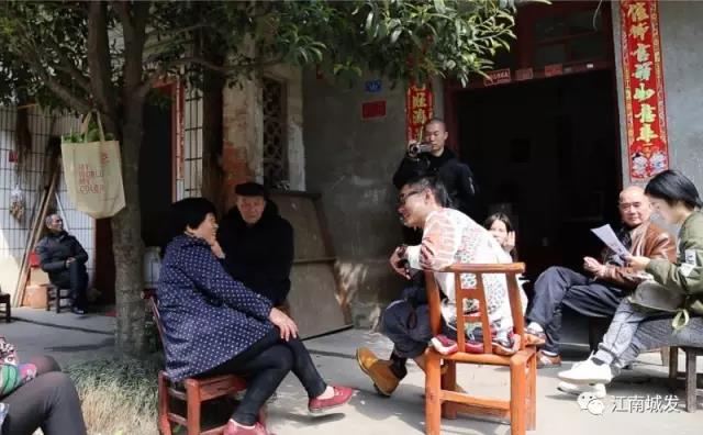 △ 趙明——“這次創(chuàng)作強(qiáng)調(diào)在地性、紀(jì)念性與參與性。我們針對(duì)問(wèn)卷，以外來(lái)人的身份，來(lái)介入、想象生活在此地的居民，他們發(fā)生的故事和曾經(jīng)的生活狀態(tài)?！? data-=
