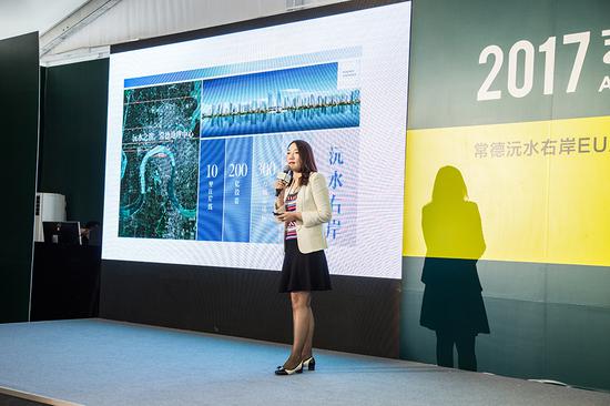 常德市江南城市發(fā)展有限公司董事副總經(jīng)理谷穗則為現(xiàn)場(chǎng)觀眾介紹了這個(gè)投資超過(guò)200億元、面積300萬(wàn)平方、持續(xù)建設(shè)8到10年的沅水右岸如何建構(gòu)城市·人·生活三者之間的關(guān)系