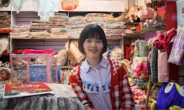 “就算現(xiàn)在橋南市場(chǎng)的經(jīng)濟(jì)一直在后退，可我覺得它是永遠(yuǎn)不會(huì)倒閉的?！保v